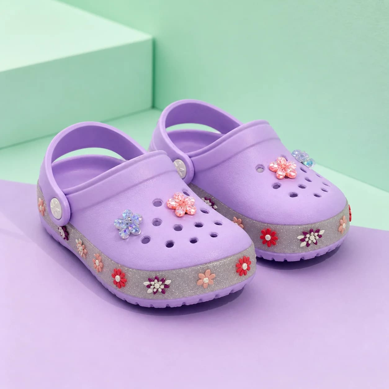 Flores lila en imagen editorial 1 de Sandalias Stars