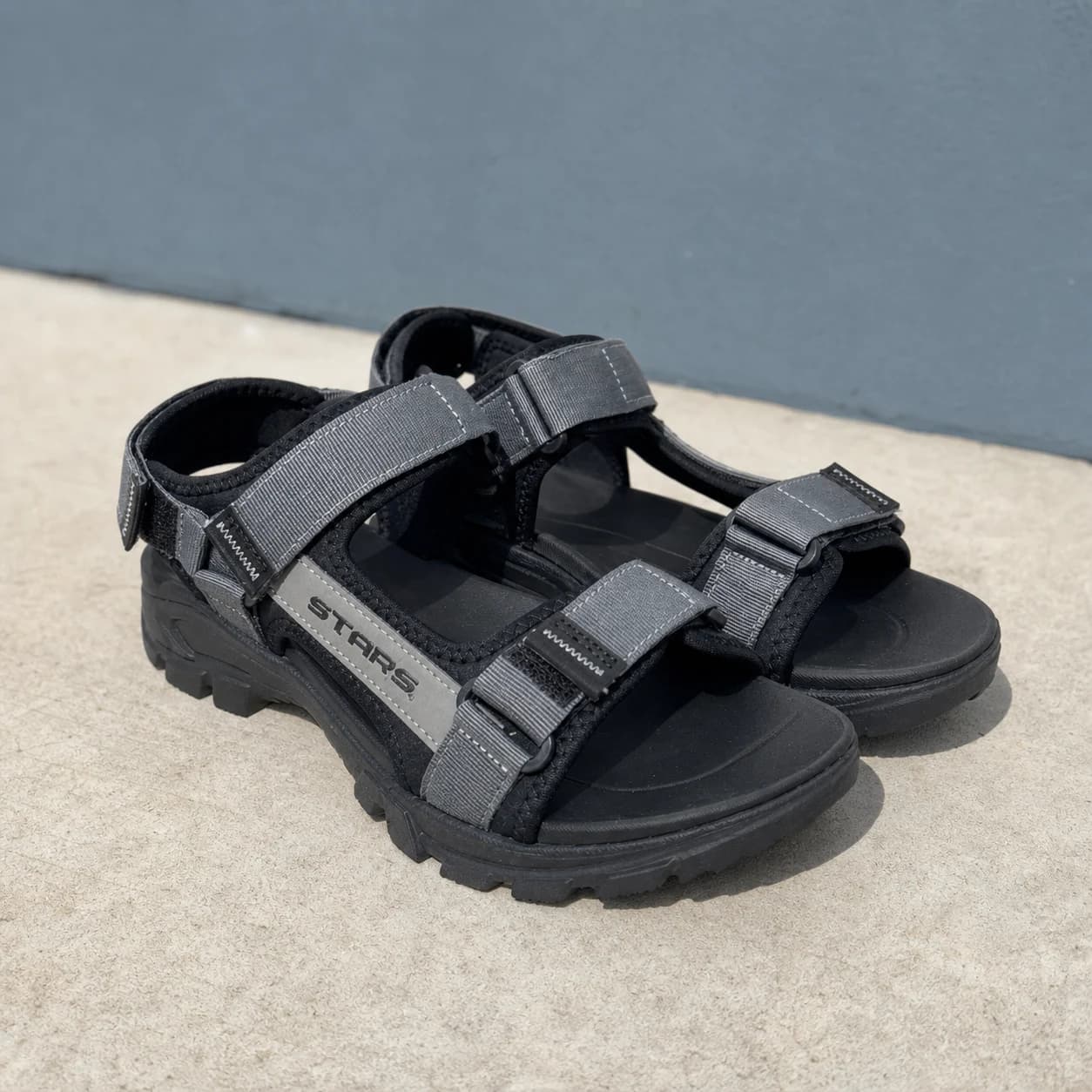 Huarache clásico en imagen editorial 1 de Sandalias Stars