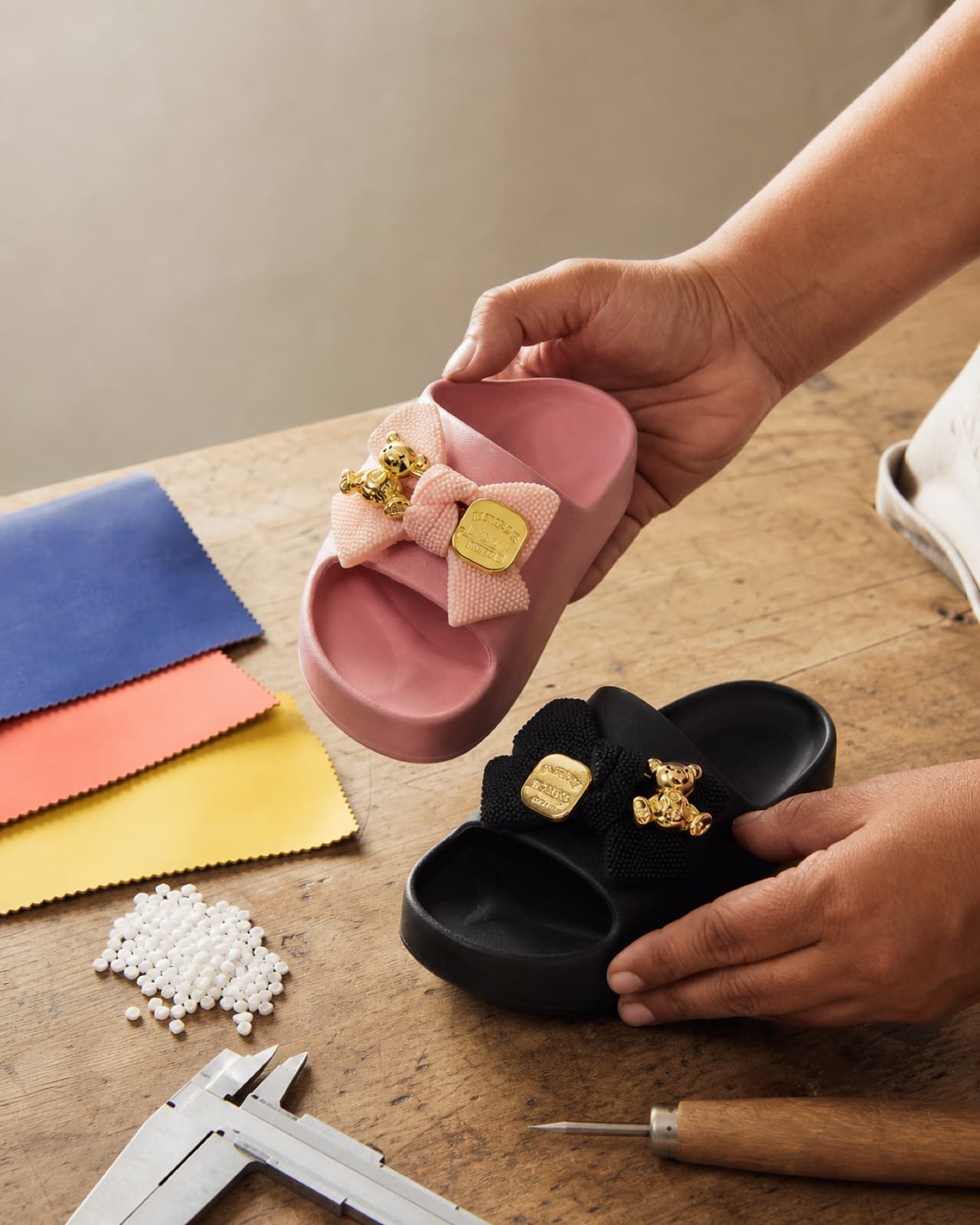 Manos revisando materiales y acabados de Sandalias Stars