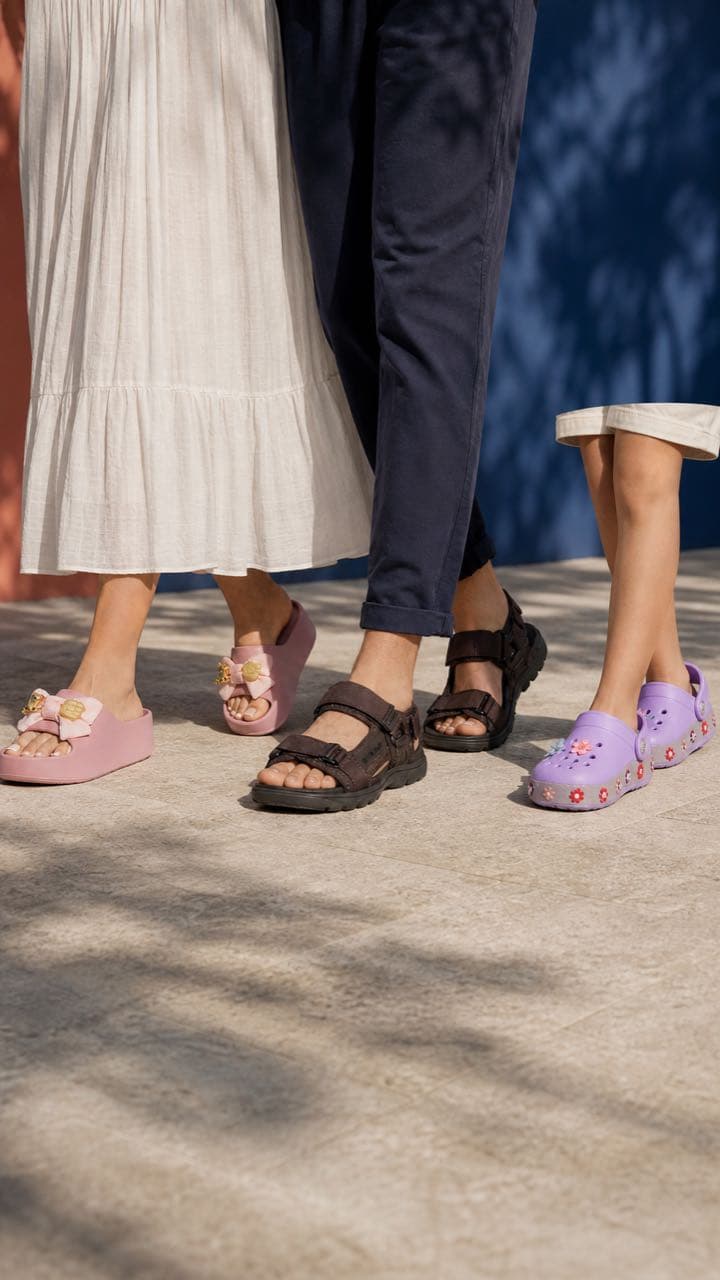 Familia caminando con Sandalias Stars