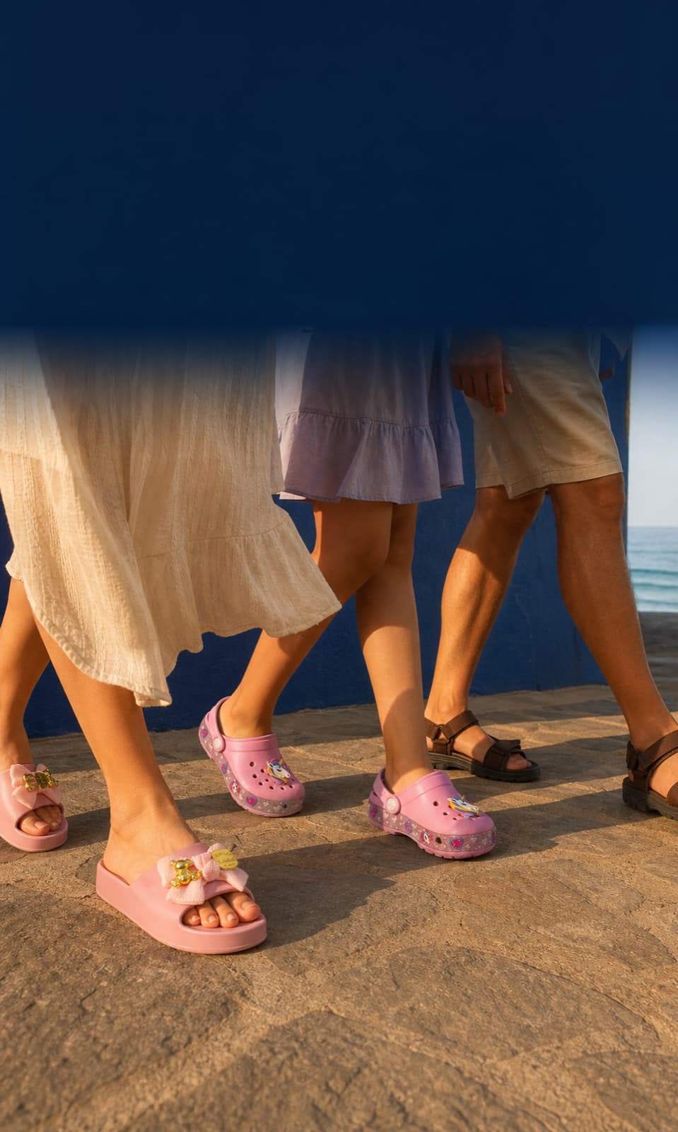 Familia caminando junto al mar con Sandalias Stars